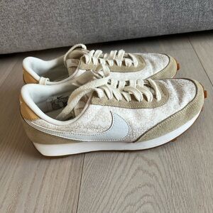 Nike Women's Sneakers in Cream and Tan